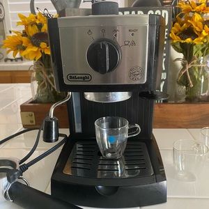 De Longi espresso machine with glass cups.